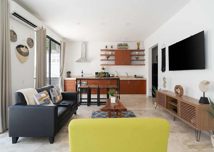 Casa Laura - - Private Townhome For 6 Guest - 3 Bedrooms - 5 Beds- Restaurant Walking Distance *